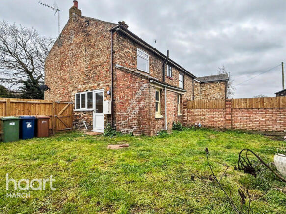 2 bed property, in High Street, £200,000