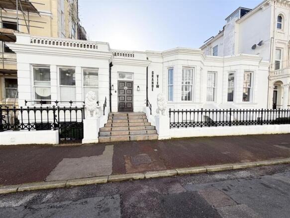 1 bed property, in Burlington Place, £225,000