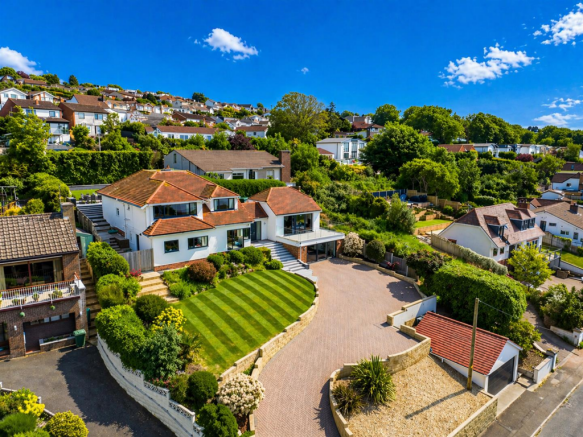 5 bed property, in Hillside Road, £1,285,000