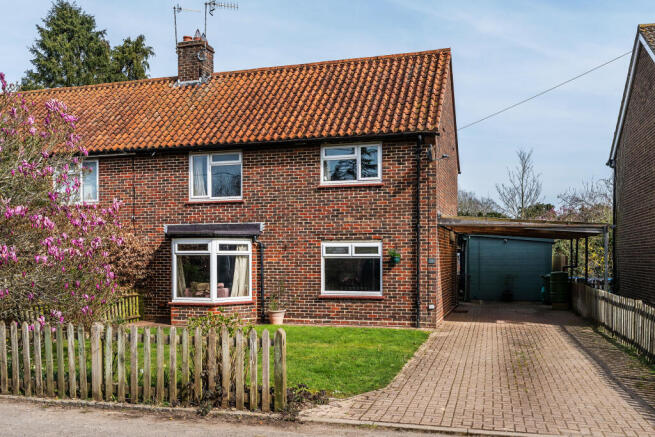 4 bed property, in Old Orchard, £600,000