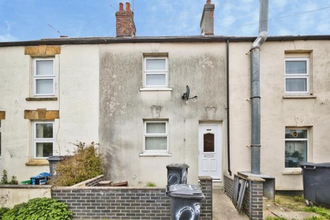 2 bed property, in North Terrace, £100,000