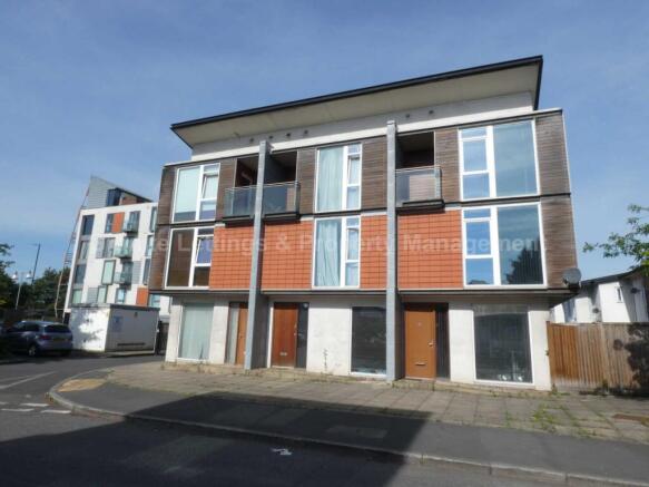 3 bed property, in Bell Crescent, £300,000