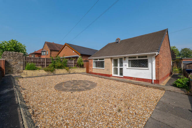 2 bed property, in Hennel Lane, £220,000