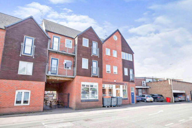 2 bed property, in Sycamore Street, £150,000