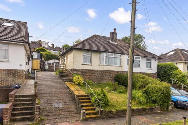 2 bed property, in Woodbourne Avenue, £375,000