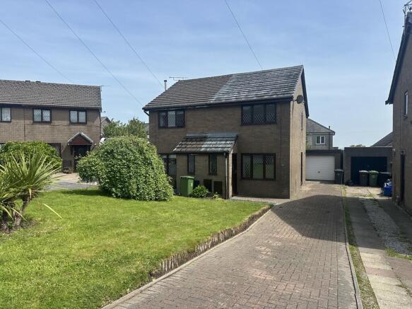 2 bed property, in Willow Court, £190,000