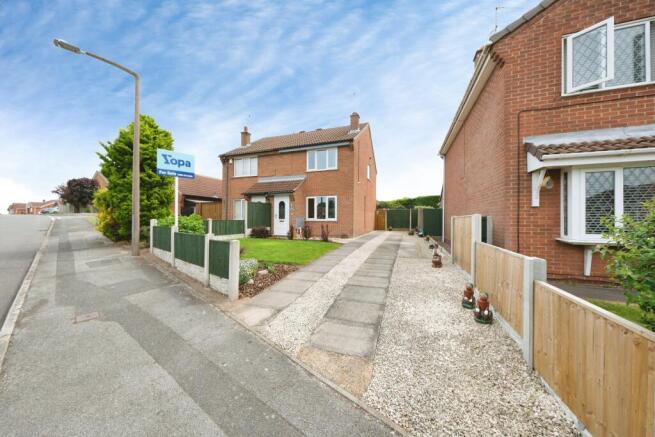 2 bed property, in Westbrook Drive, £180,000