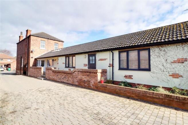 5 bed property, in High Street, £350,000