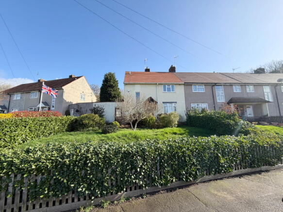 3 bed property, in Lodge Crescent, £215,000