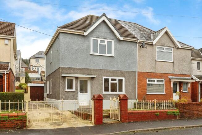 3 bed property, in Grove Road, £185,000