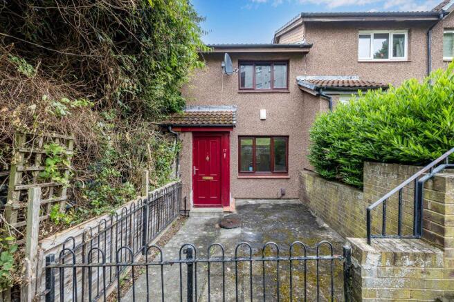 2 bed property, in 17 Robert Burns Drive, £180,000