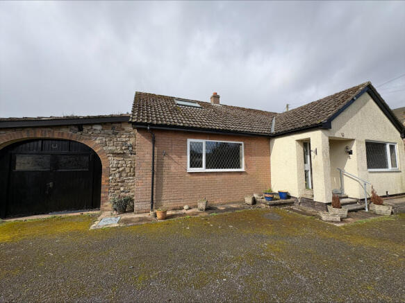 2 bed property, in Applecroft, £145,000