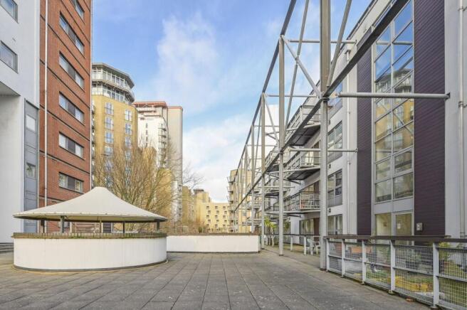 3 bed property, in Hutchings Wharf, £575,000