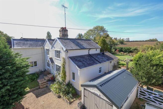5 bed property, in High Street, £595,000