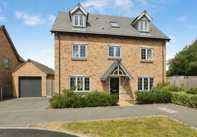 5 bed property, in Redfern Road, £535,000
