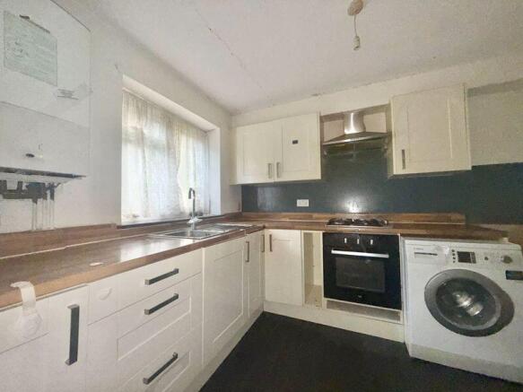 2 bed property, in Fennels Road, £180,000