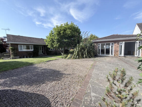 5 bed property, in Priors Waye, £800,000