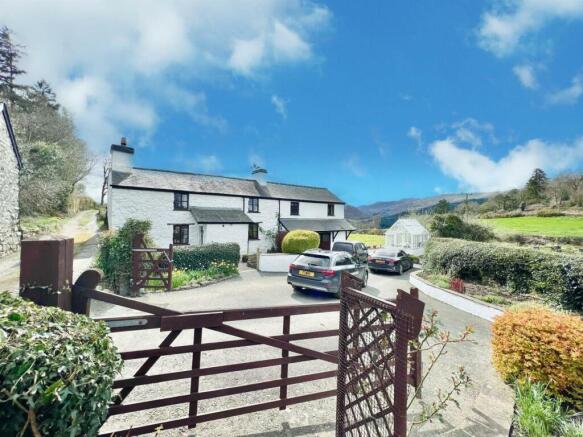 4 bed property, in Maenan, £595,000