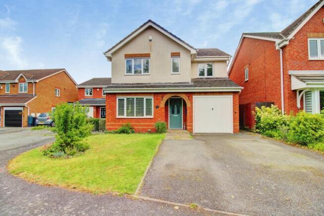4 bed property, in Petard Close, £395,000