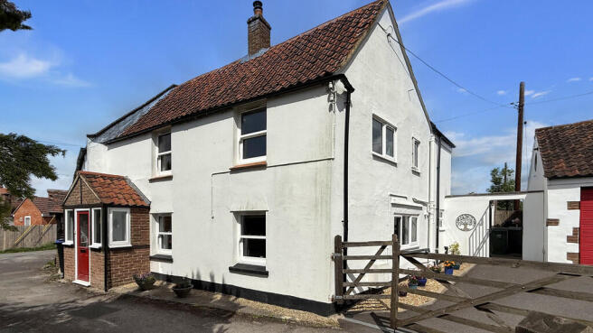 3 bed property, in Whitecroft, £350,000