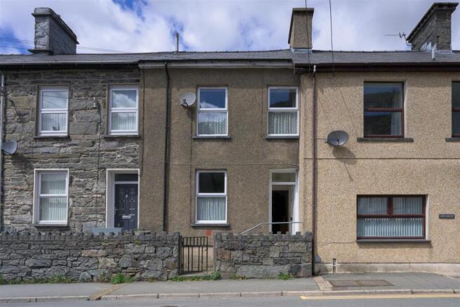 3 bed property, in Manod Road, £120,000