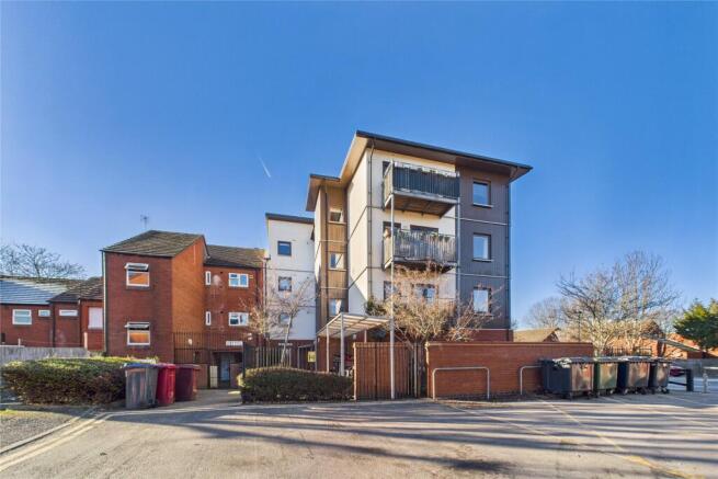 2 bed property, in Sun Street, £240,000