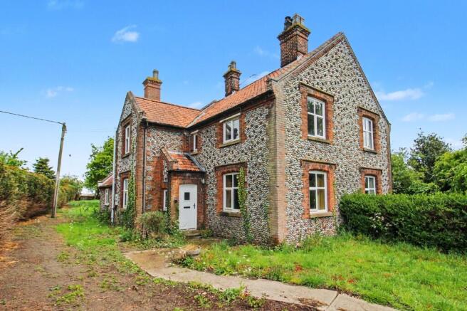 3 bed property, in Holt Road, £249,950