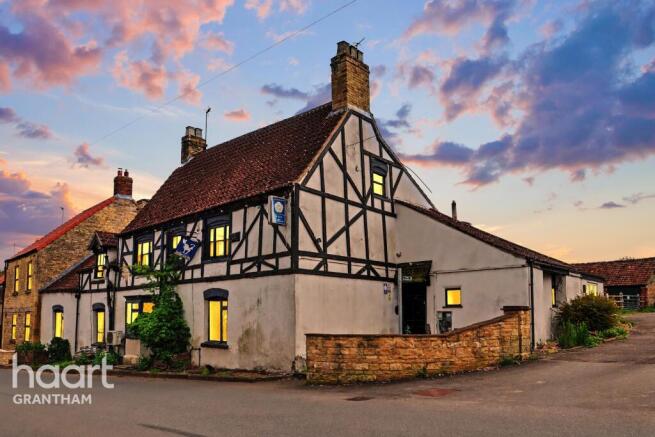6 bed property, in High Street, £395,000