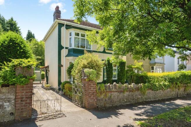 3 bed property, in Peniel Green Road, £230,000