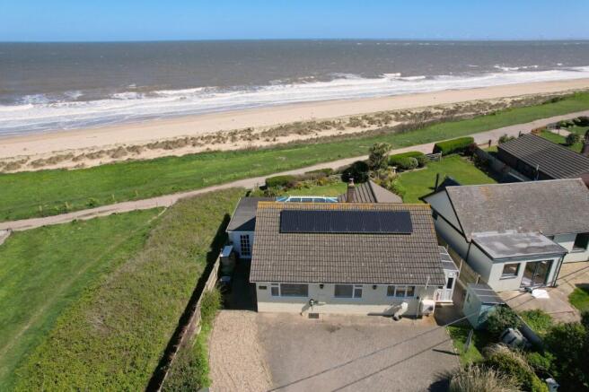 3 bed property, in The Promenade, £325,000