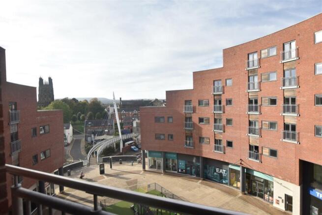 2 bed property, in Eagles Court, £105,000