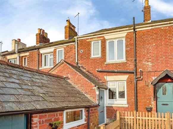 2 bed property, in St. Andrews Road, £215,000