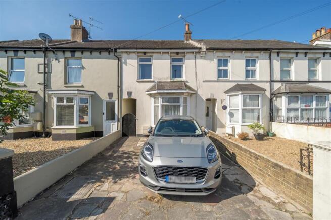 2 bed property, in Chichester Road, £260,000