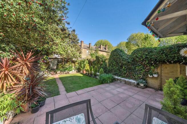4 bed property, in Thornsbeach Road, £925,000