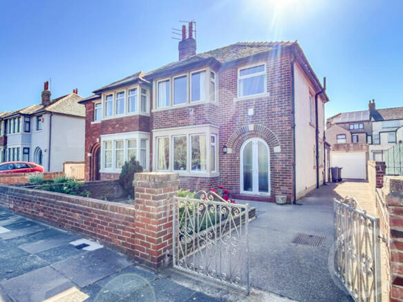 3 bed property, in Carlyle Avenue, £159,950