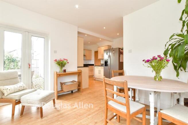 4 bed property, in Roding View, £975,000
