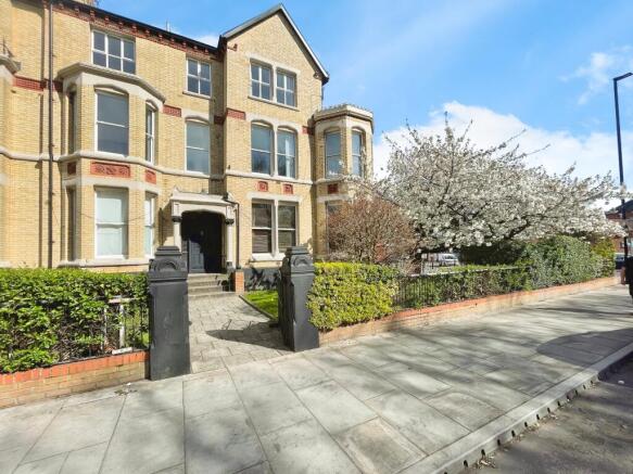 2 bed property, in Princes Avenue, £85,000