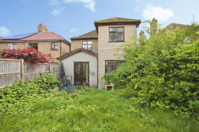 4 bed property, in Park Road, £750,000