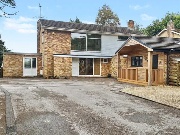 5 bed property, in Wyvern Close, £625,000