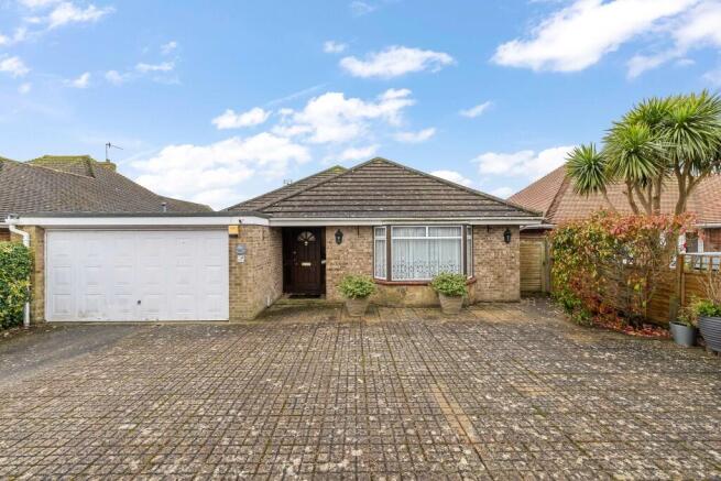 4 bed property, in Kings Drive, £575,000