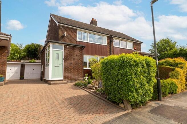 3 bed property, in Oakfield Road, £310,000