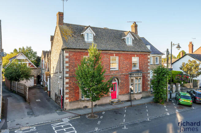 6 bed property, in High Street, £750,000
