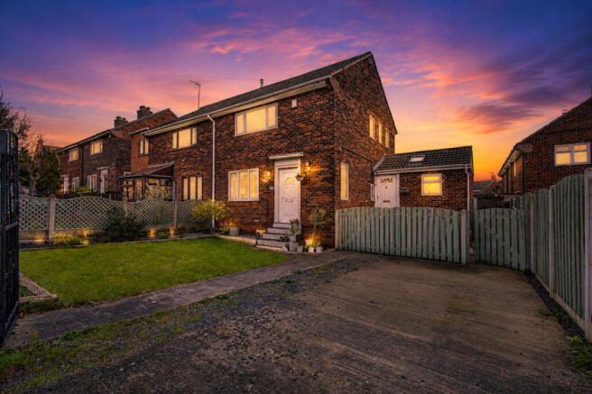 2 bed property, in Manor Drive, £180,000