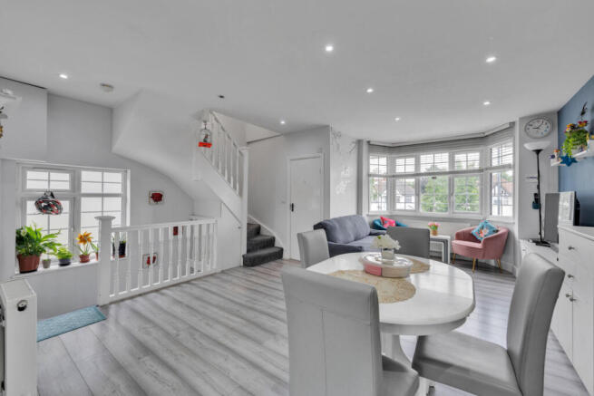 2 bed property, in Camrose Avenue, £425,000