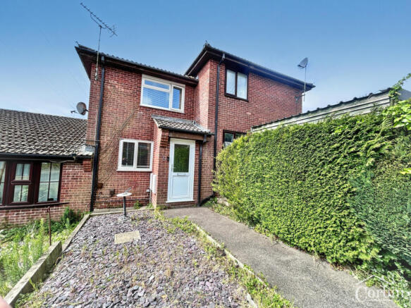 2 bed property, in Ross Gardens, £260,000