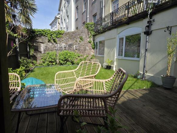 2 bed property, in Park Hill Road, £200,000