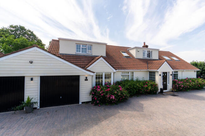 5 bed property, in Woodside Green, £1,385,000
