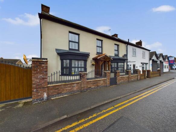 3 bed property, in High Street, £290,000