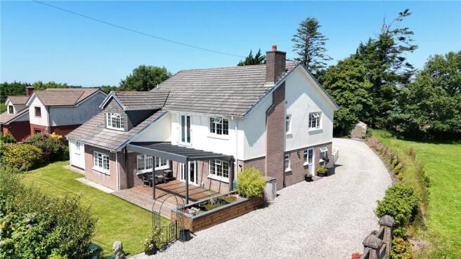8 bed property, in Woodacott, £650,000