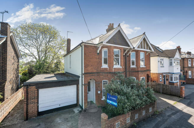 3 bed property, in Parkhurst Road, £600,000